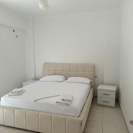 Xhulio Apartments Sarande Exterior photo